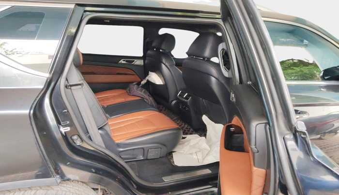 2019 Mahindra ALTURAS G4 4WD AT, Diesel, Automatic, 79,680 km, interior