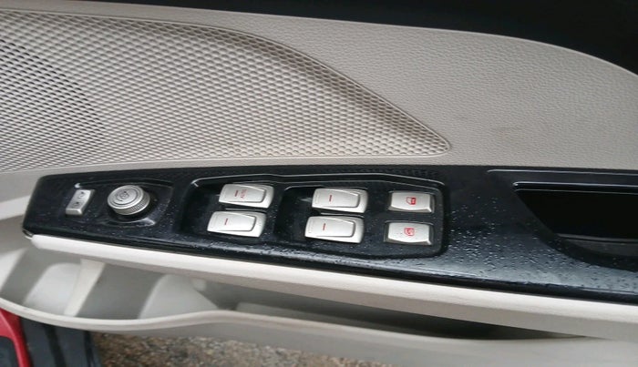 2022 Mahindra XUV300 W8 (O) 1.2 PETROL AMT, Petrol, Automatic, 7,982 km, interior