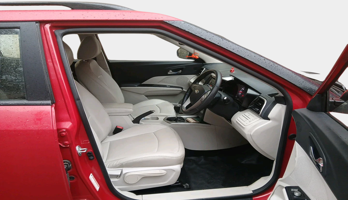 2022 Mahindra XUV300 W8 (O) 1.2 PETROL AMT, Petrol, Automatic, 7,982 km, interior
