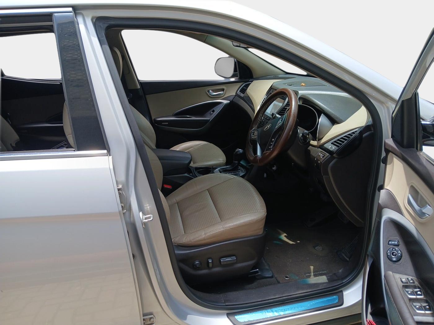 2016 Hyundai Santa Fe 4 WD AT, Diesel, Automatic, 1,08,822 km, interior