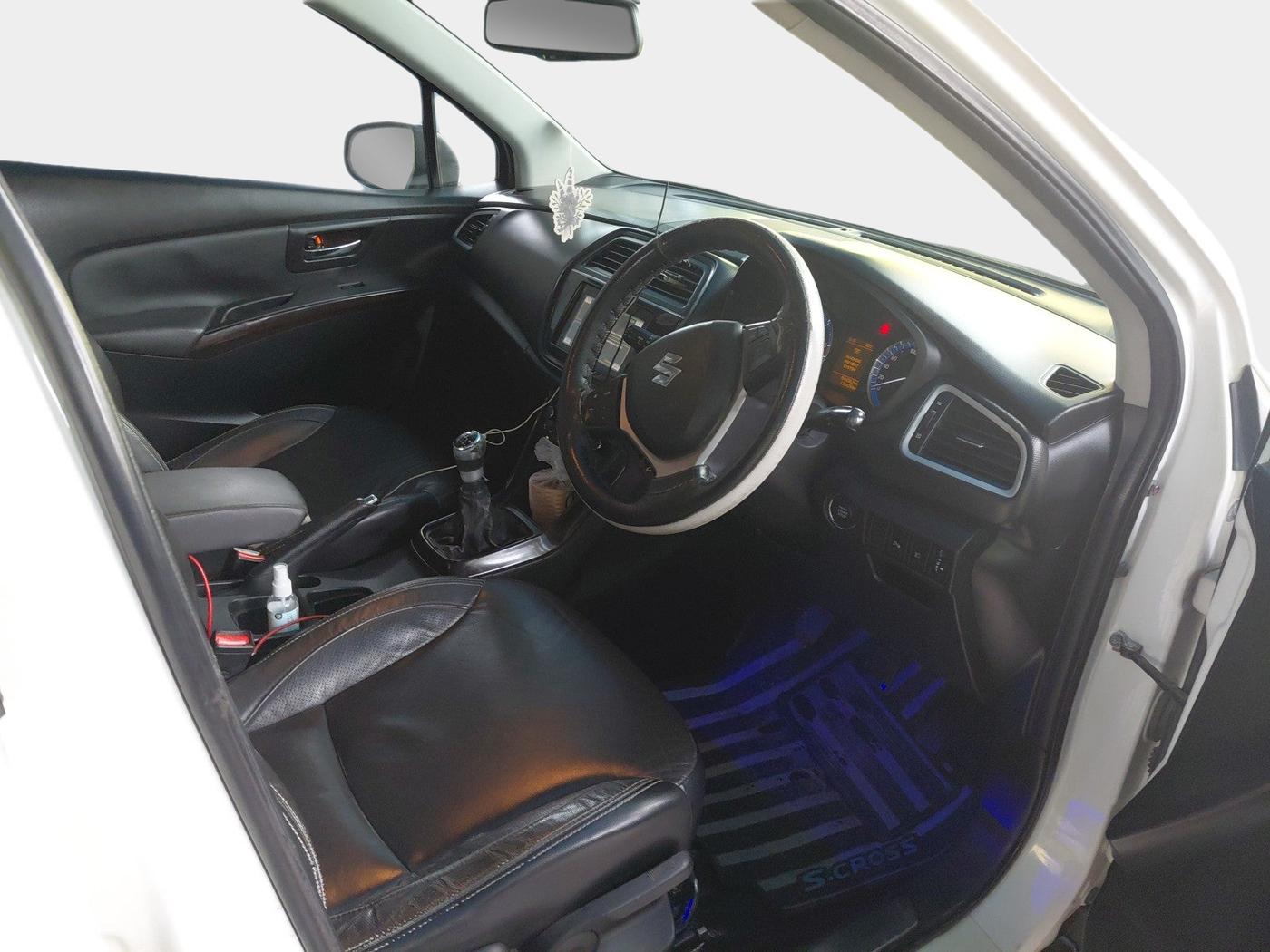 2015 Maruti S Cross ALPHA 1.6, Diesel, Manual, 1,31,431 km, interior