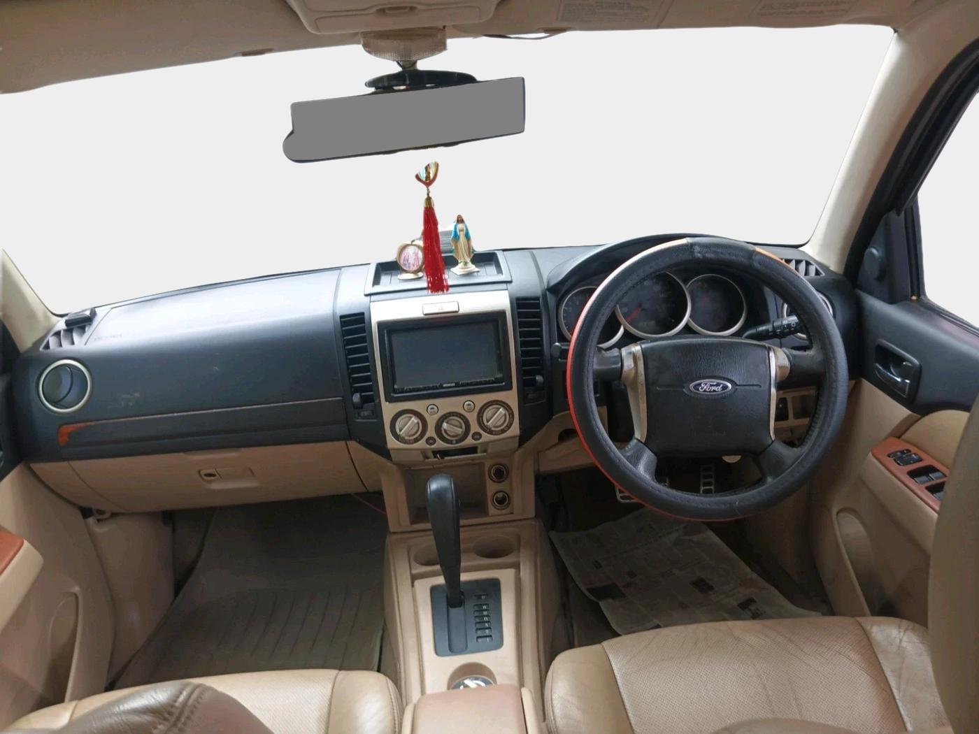 2011 Ford Endeavour 2.5L 4X2 AT, Diesel, Automatic, 1,21,254 km, interior