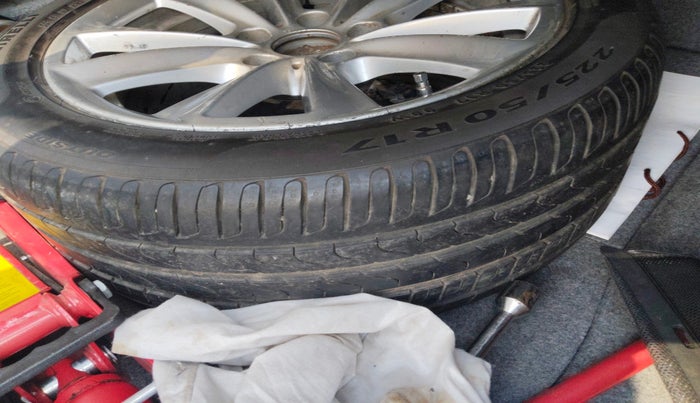 2010 BMW 3 Series 320d, Diesel, Automatic, 1,14,397 km, tyre