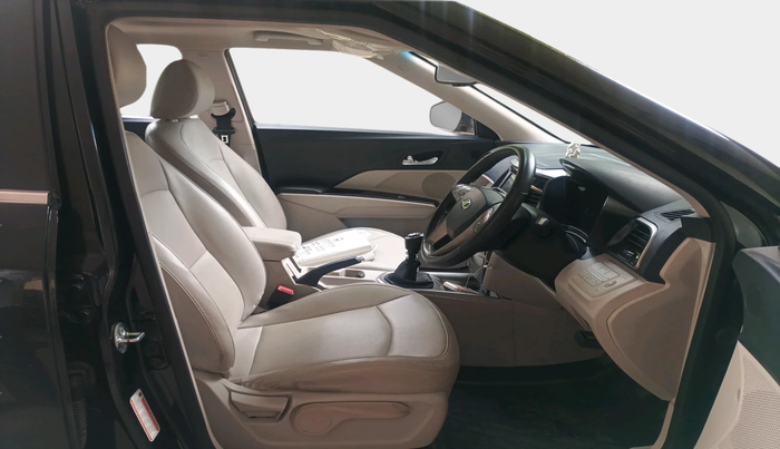 2021 Mahindra XUV300 W8 (O) 1.5 DIESEL, Diesel, Manual, 71,506 km, interior