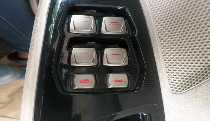 2021 Mahindra XUV300 W8 (O) 1.5 DIESEL, Diesel, Manual, 71,506 km, interior
