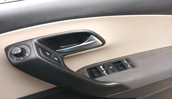 2013 Volkswagen Polo HIGHLINE1.2L, Petrol, Manual, 1,37,371 km, interior