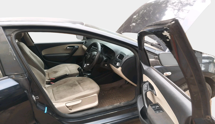 2013 Volkswagen Polo HIGHLINE1.2L, Petrol, Manual, 1,37,371 km, interior