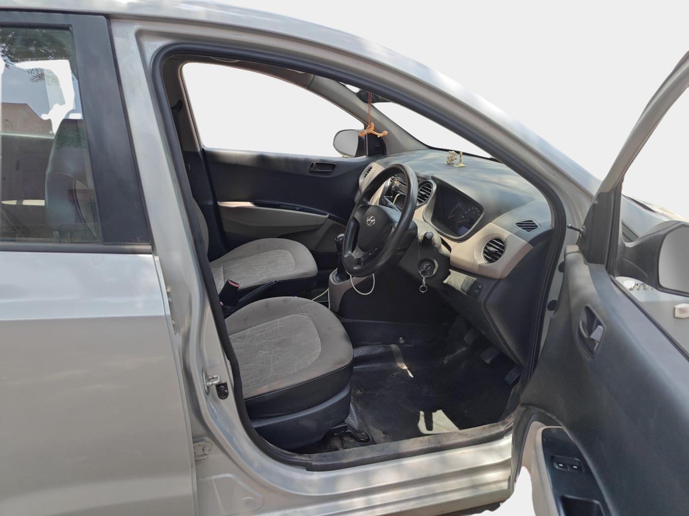 2015 Hyundai Xcent BASE 1.2, Petrol, Manual, 1,01,222 km, interior