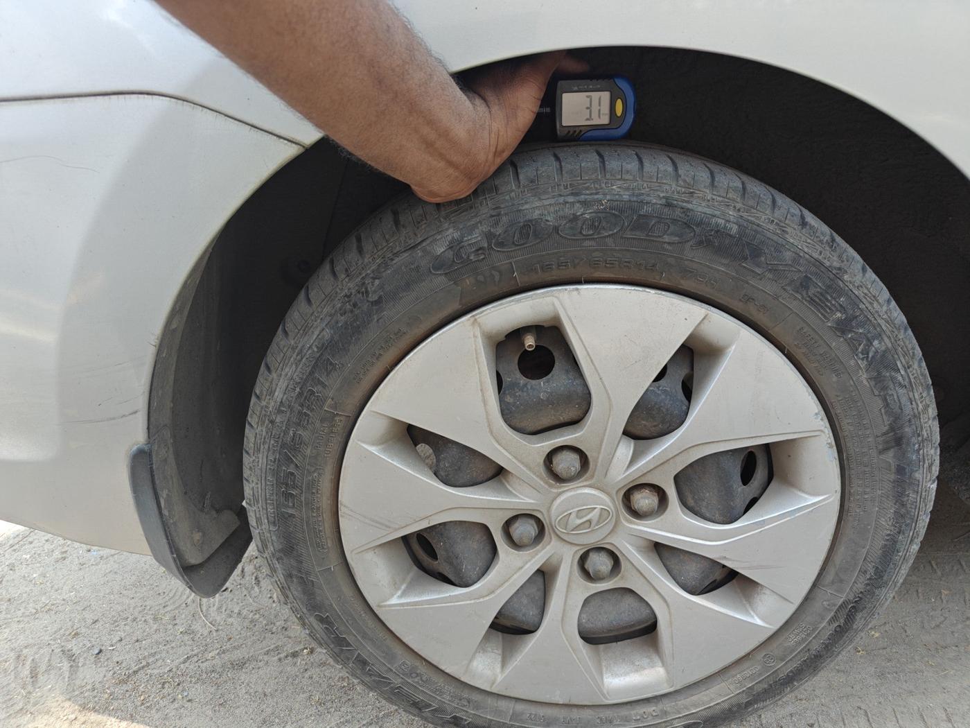 2015 Hyundai Xcent BASE 1.2, Petrol, Manual, 1,01,222 km, tyre