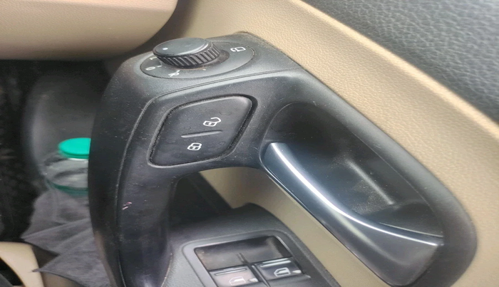 2017 Volkswagen Polo HIGHLINE1.5L, Diesel, Manual, 1,76,272 km, interior