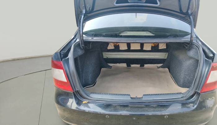 2013 Skoda Rapid AMBITION 1.6 TDI CR MT, Diesel, Manual, 1,63,088 km, exterior