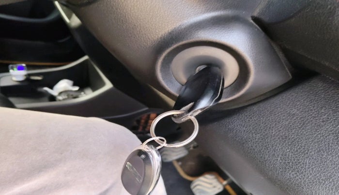 2017 Renault Kwid RXL 1.0, Petrol, Manual, 64,189 km, interior