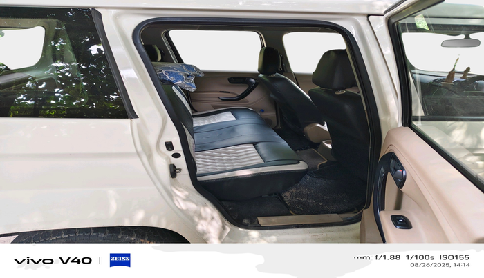 2018 Mahindra TUV300 T4 PLUS, Diesel, Manual, 1,11,223 km, interior
