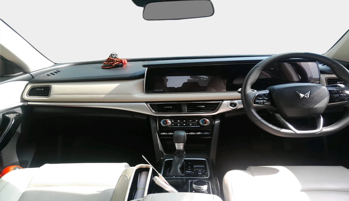 2024 Mahindra XUV700 AX 7 LUXURY D AT 7 STR, Diesel, Automatic, 42,183 km, interior