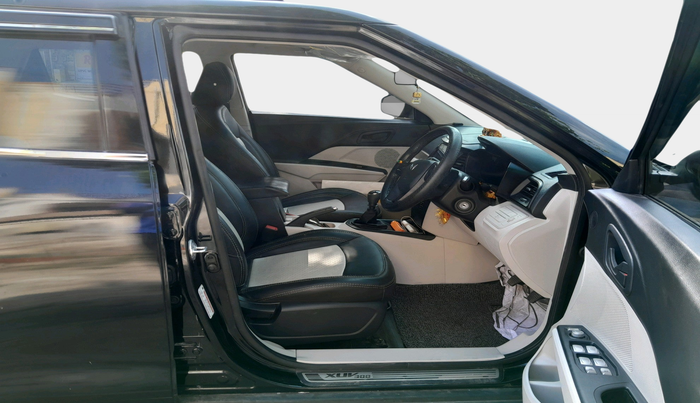 2024 Mahindra XUV300 W4 1.2 PETROL, Petrol, Manual, 3,901 km, interior