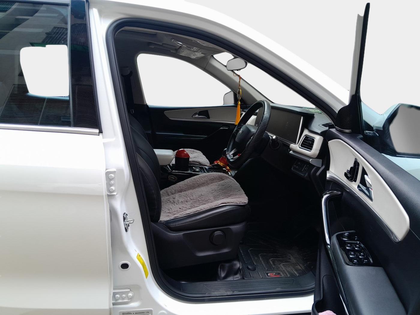 2023 Mahindra XUV700 AX 7 LUXURY D AT 7 STR, Diesel, Automatic, 35,230 km, interior