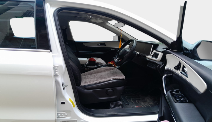 2023 Mahindra XUV700 AX 7 LUXURY D AT 7 STR, Diesel, Automatic, 35,230 km, interior