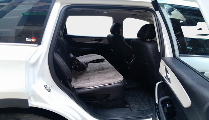 2023 Mahindra XUV700 AX 7 LUXURY D AT 7 STR, Diesel, Automatic, 35,230 km, interior