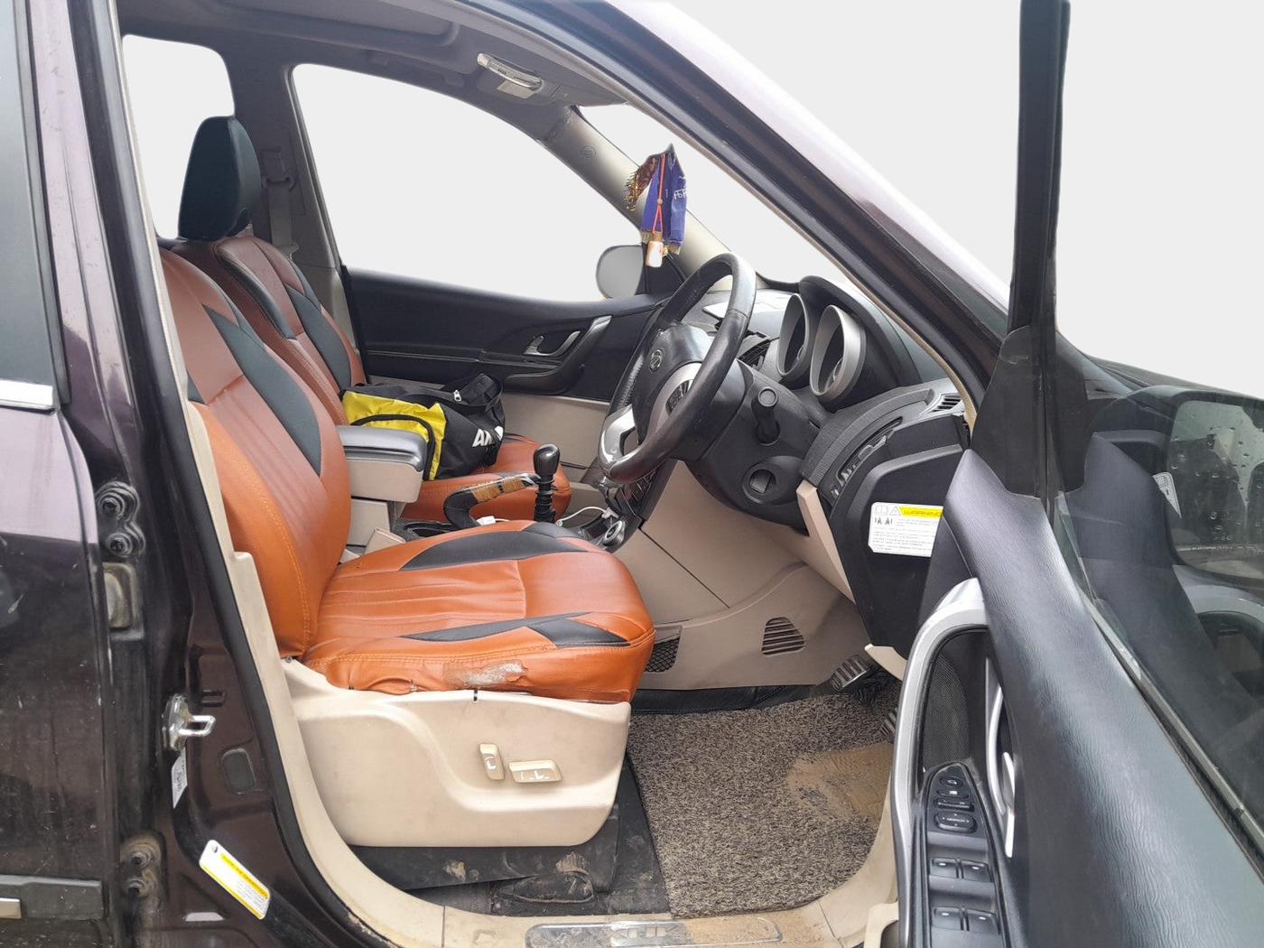 2016 Mahindra XUV500 W10, Diesel, Manual, 99,680 km, interior