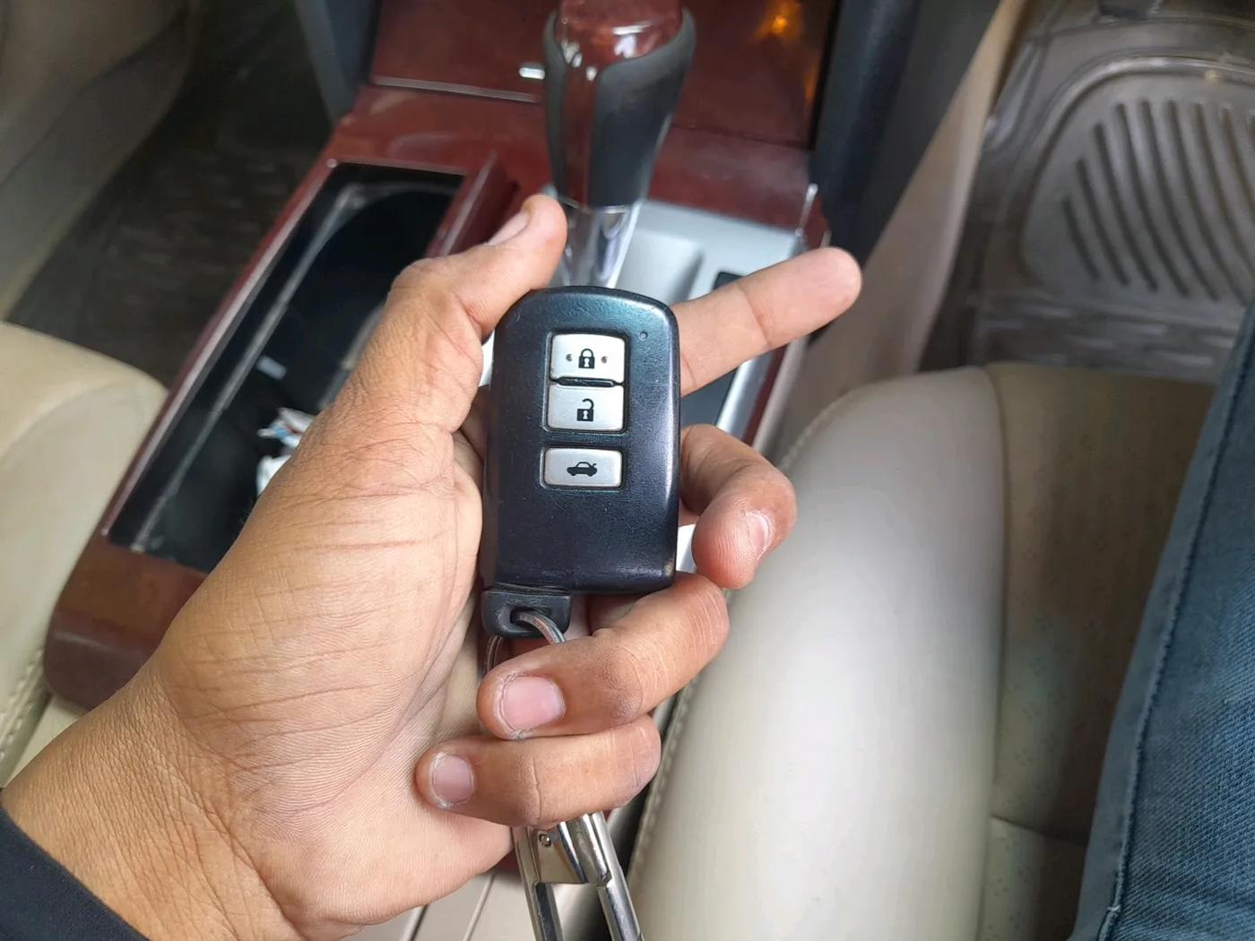 2012 Toyota Camry 2.5L AT, Petrol, Automatic, 2,08,943 km, interior