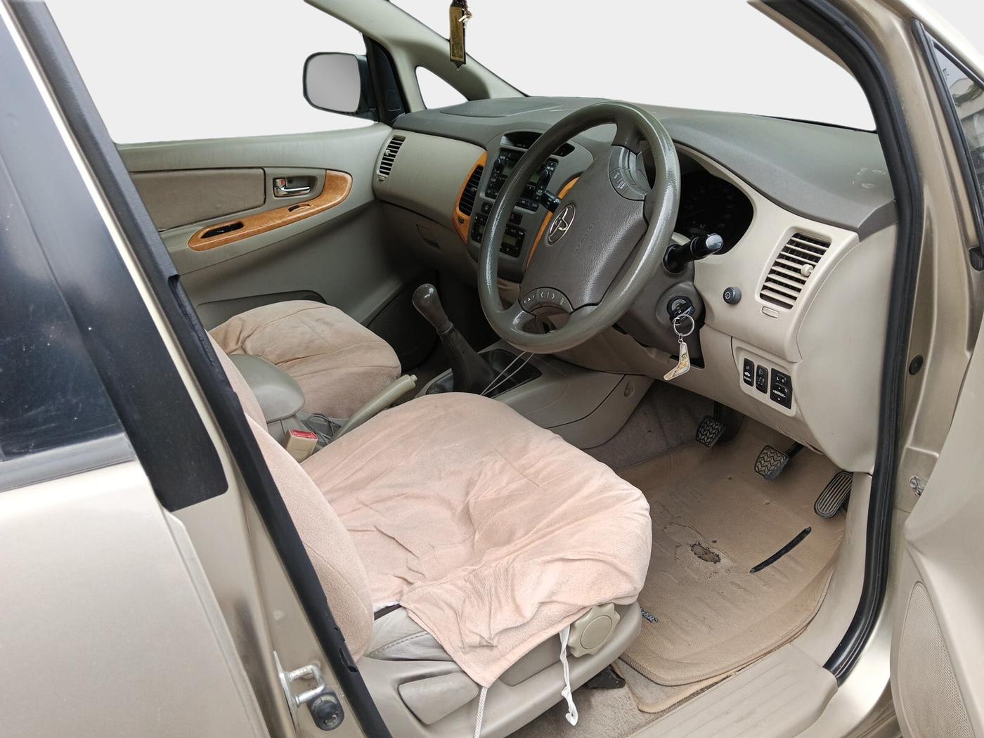 2010 Toyota Innova V 2.5 8 STR, Diesel, Manual, 2,05,268 km, interior