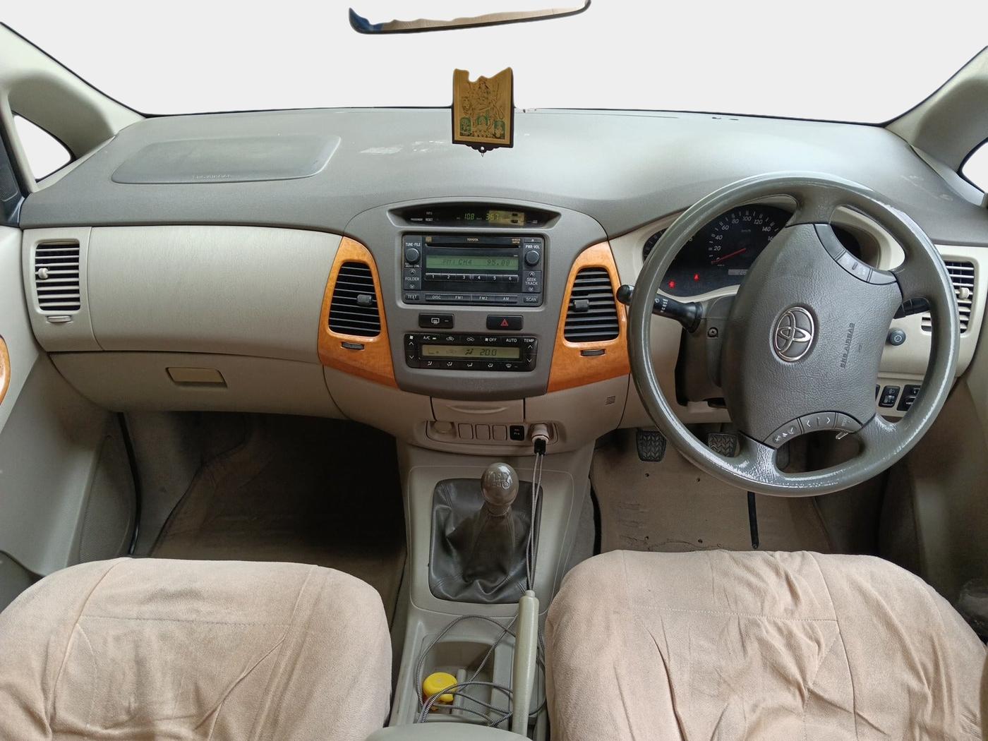2010 Toyota Innova V 2.5 8 STR, Diesel, Manual, 2,05,268 km, interior