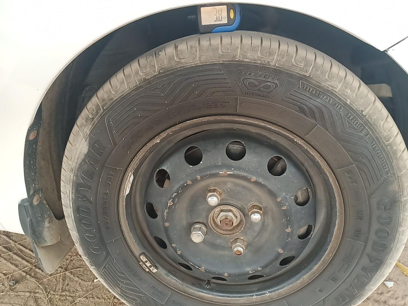 2011 Hyundai i10 ERA 1.1, Petrol, Manual, 1,07,800 km, tyre