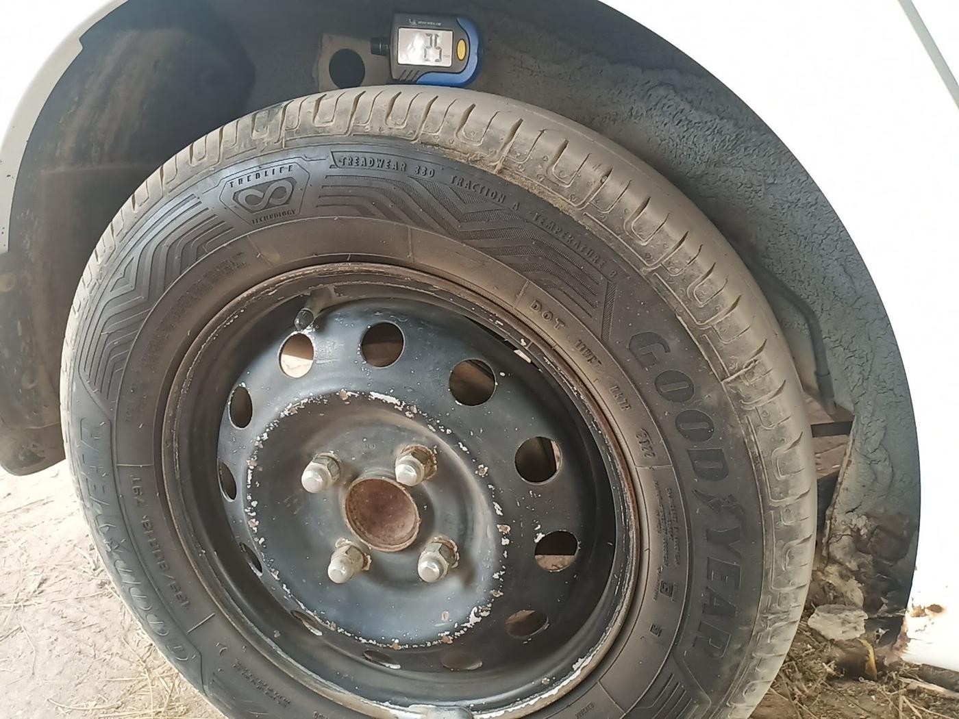 2011 Hyundai i10 ERA 1.1, Petrol, Manual, 1,07,800 km, tyre
