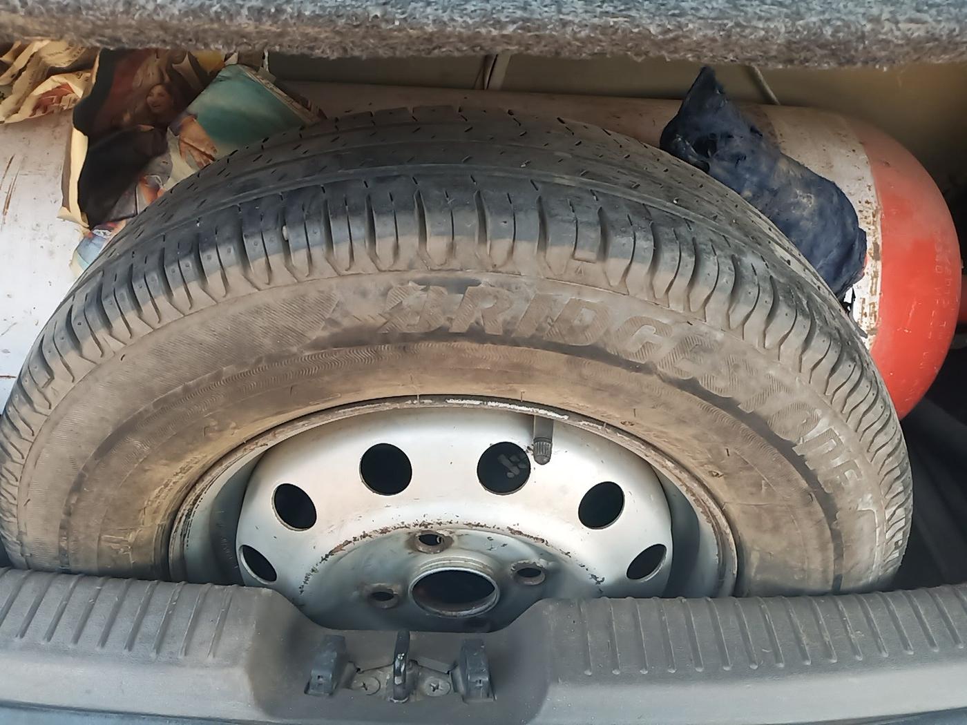 2011 Hyundai i10 ERA 1.1, Petrol, Manual, 1,07,800 km, tyre