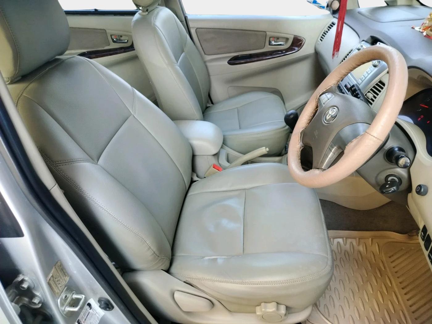 2013 Toyota Innova 2.5 VX 7 STR, Diesel, Manual, 57,126 km, interior