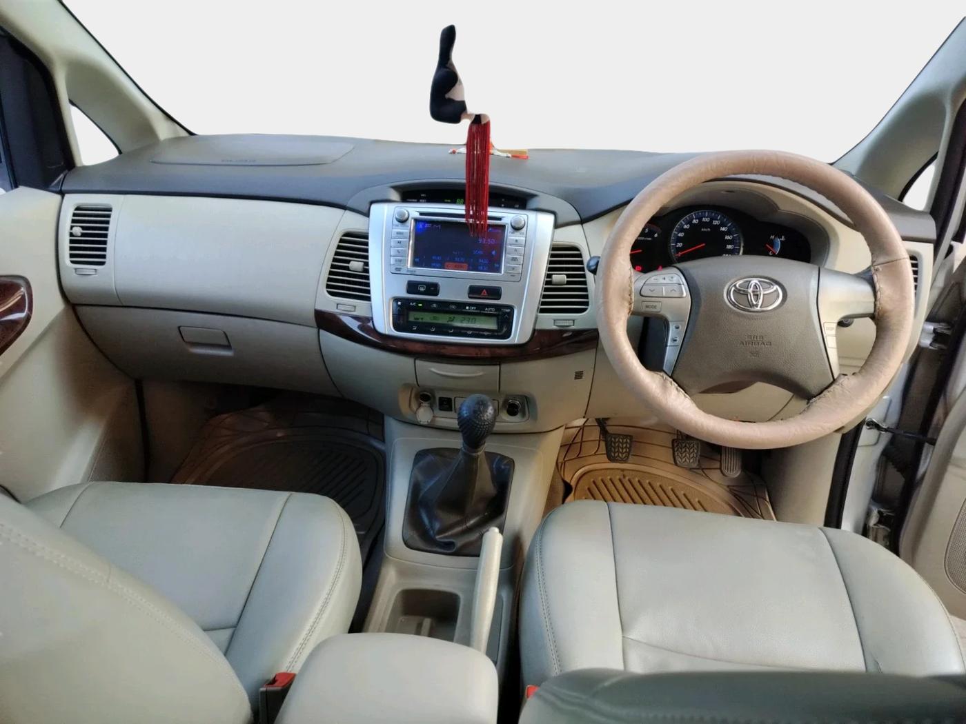 2013 Toyota Innova 2.5 VX 7 STR, Diesel, Manual, 57,126 km, interior