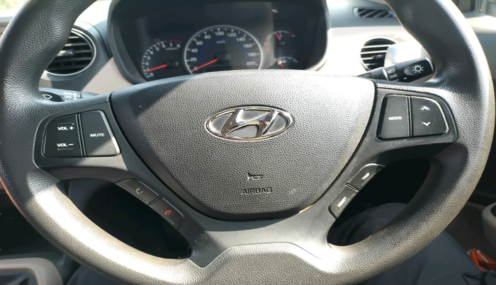 2017 Hyundai Grand i10 SPORTZ (O) 1.2 KAPPA VTVT, Petrol, Manual, 1,06,268 km, interior