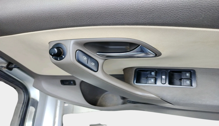 2011 Volkswagen Vento COMFORTLINE 1.6, Petrol, Manual, 1,17,413 km, interior