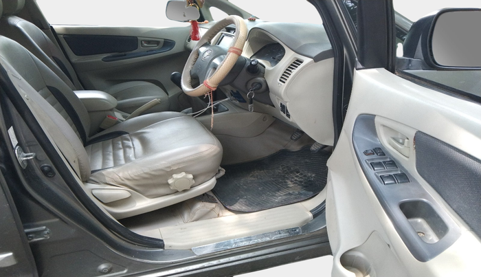 2014 Toyota Innova 2.5 GX 8 STR, Diesel, Manual, 1,27,268 km, interior