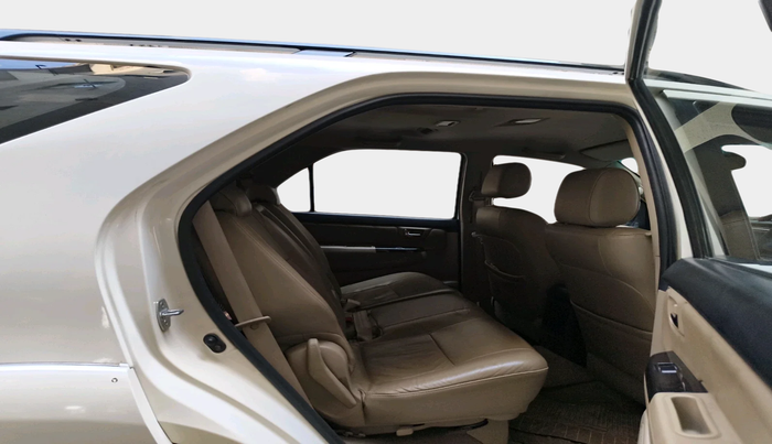 2014 Toyota Fortuner 3.0 4X2 MT, Diesel, Manual, 98,641 km, interior