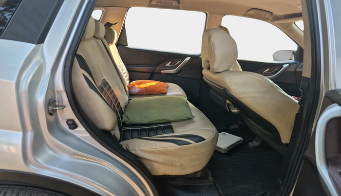 2015 Mahindra XUV500 W6, Diesel, Manual, 1,39,004 km, interior