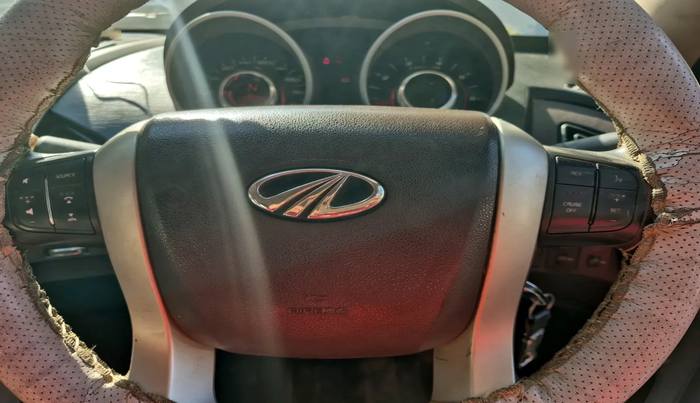 2015 Mahindra XUV500 W6, Diesel, Manual, 1,39,004 km, interior