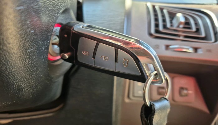 2015 Mahindra XUV500 W6, Diesel, Manual, 1,39,004 km, interior