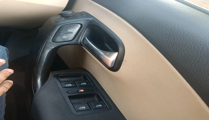 2014 Volkswagen Polo HIGHLINE1.2L, Petrol, Manual, 1,82,253 km, interior