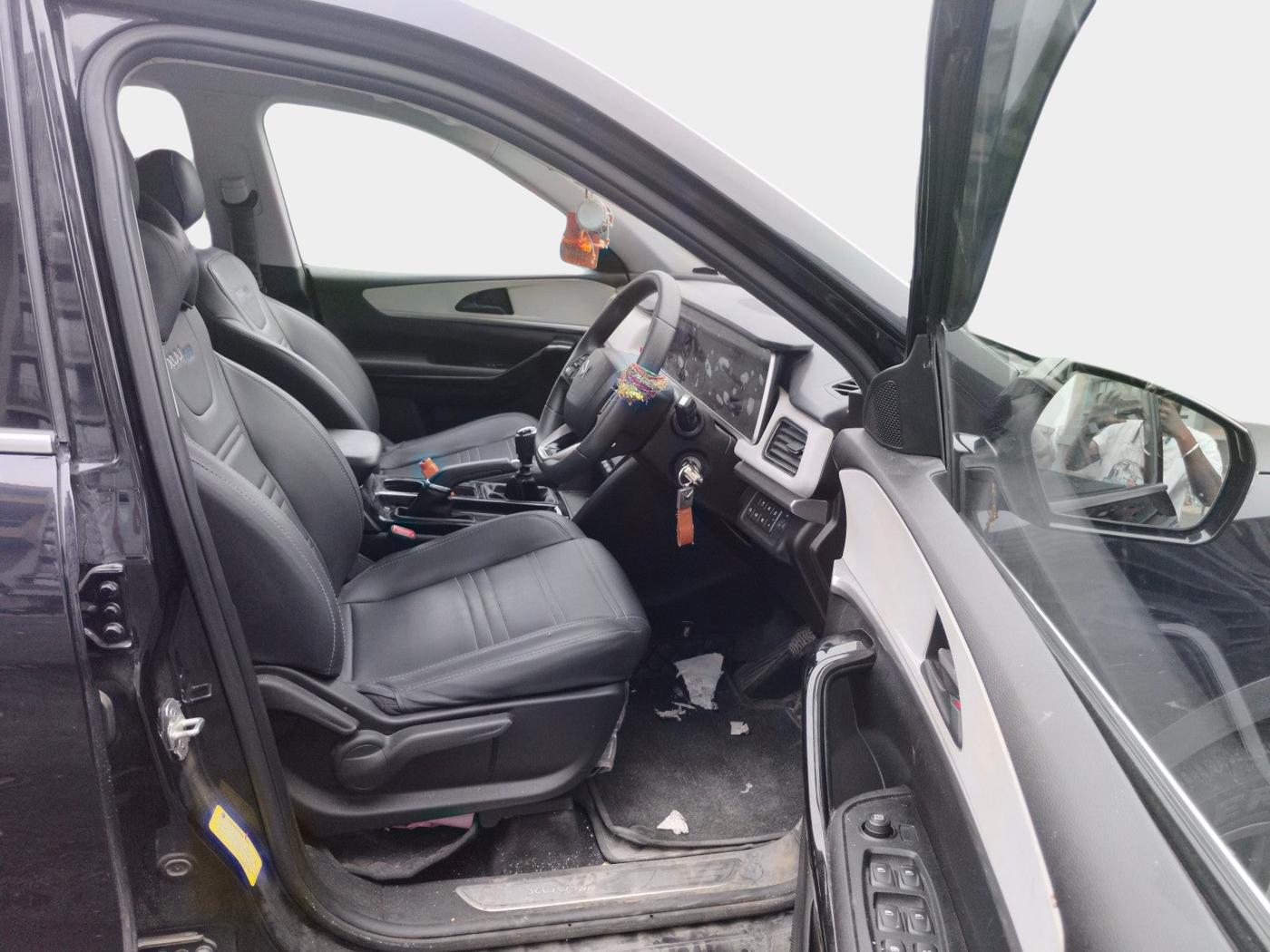 2023 Mahindra XUV700 AX 5 D MT 7 STR, Diesel, Manual, 32,837 km, interior
