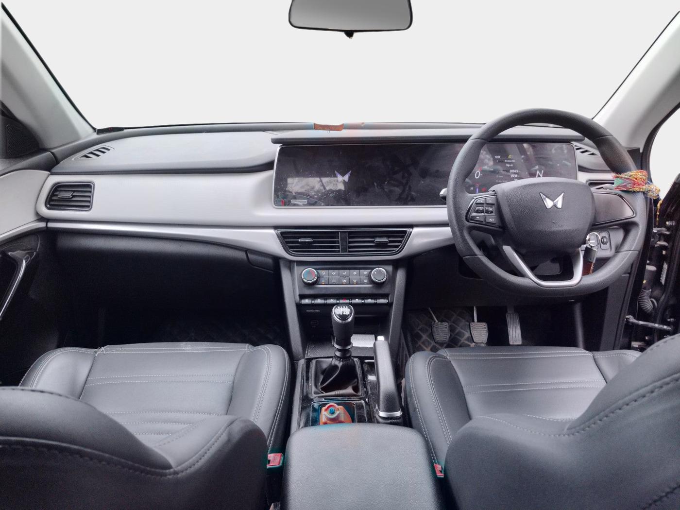 2023 Mahindra XUV700 AX 5 D MT 7 STR, Diesel, Manual, 32,837 km, interior
