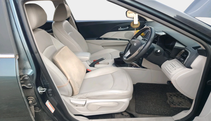 2022 Mahindra XUV300 W8 (O) 1.2 PETROL, Petrol, Manual, 56,000 km, interior