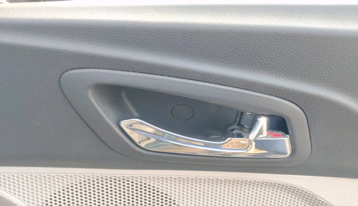 2022 Mahindra XUV300 W8 (O) 1.2 PETROL, Petrol, Manual, 56,000 km, interior