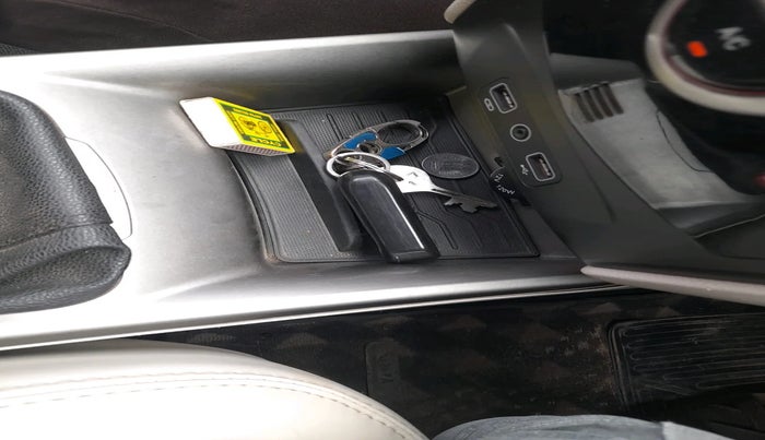 2021 Mahindra XUV300 W8 (O) 1.5 DIESEL, Diesel, Manual, 1,06,197 km, interior