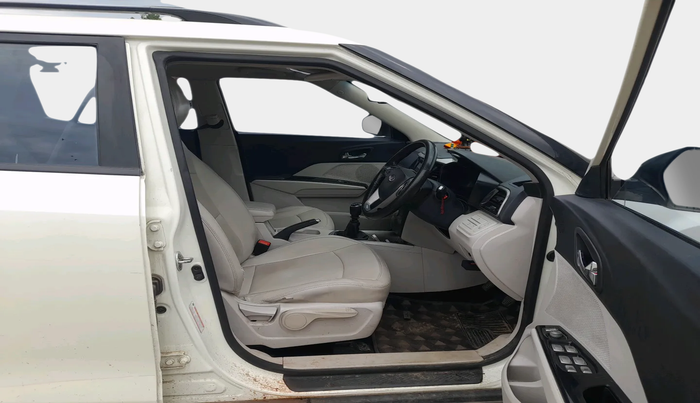 2021 Mahindra XUV300 W8 (O) 1.5 DIESEL, Diesel, Manual, 1,06,197 km, interior