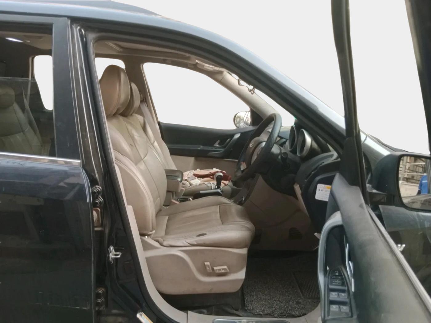 2017 Mahindra XUV500 W10, Diesel, Manual, 1,03,480 km, interior