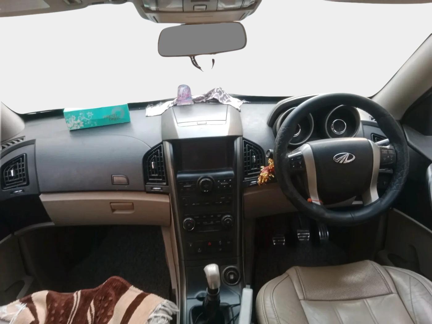 2017 Mahindra XUV500 W10, Diesel, Manual, 1,03,480 km, interior