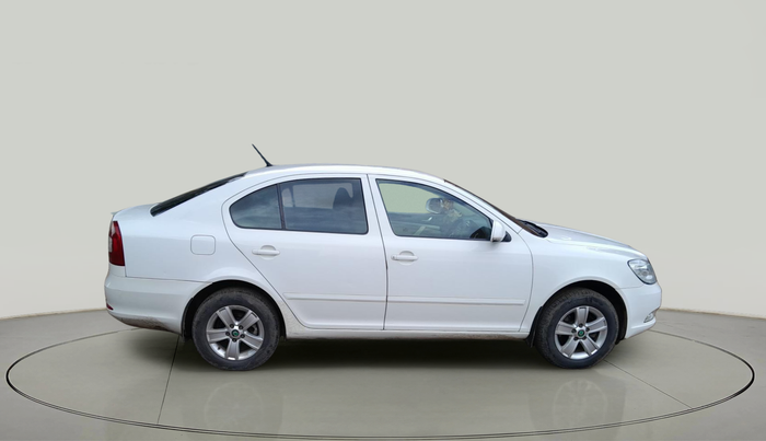 2013 Skoda Laura AMBITION 2.0 TDI CR MT, Diesel, Manual, 94,114 km, exterior