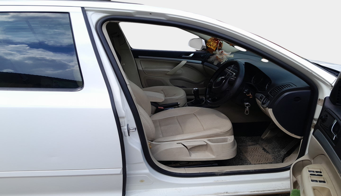 2013 Skoda Laura AMBITION 2.0 TDI CR MT, Diesel, Manual, 94,114 km, interior
