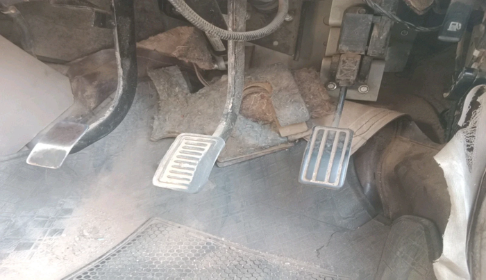 2015 Mahindra Bolero SLX BS IV, Diesel, Manual, 2,36,820 km, interior